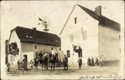 Foto Ak Steuden Teutschenthal im Saalekreis, Gehöft, Wohnhaus mit Windrad, Anwohner, Pferde