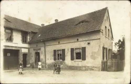 Foto Ak Steuden Teutschenthal im Saalekreis, Gehöft, Wohnhaus, Kinder