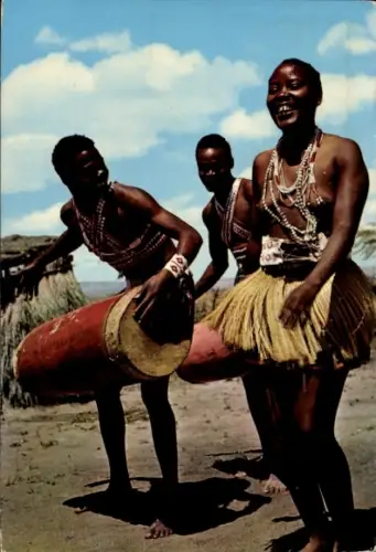 Ak Kensta Tribe, Kitui Dancers and Drummer, Tänzerin im Bastrock und Trommler, Busen