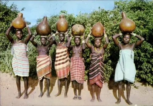 Ak Afrika, Giriama Frauen  mit Wasserkrügen