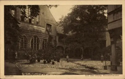 Ak Erfurt in Thüringen, Hof des evangelischen Waisenhauses
