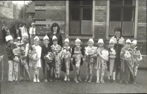 Foto Schüler, Kinder mit Zuckertüten, Gruppenfoto