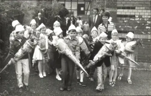 Foto Schüler, Kinder mit Zuckertüten, Gruppenfoto