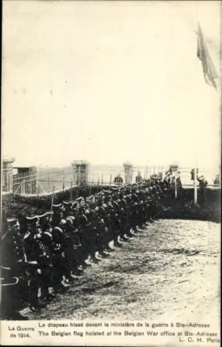 CPA La Guerre de 1914, Le drapeau hissé devant le ministère de la guerre à Ste-Adresse