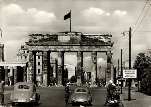 Ak Berlin Tiergarten, Brandenburger Tor, Autos, Polizisten, innerdeutsche Grenze