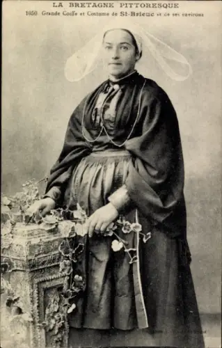 Ak Saint Brieuc Côtes d'Armor, Frau in Tracht mit prachtvollen Kopfschmuck
