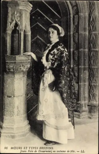 Ak Douarnenez Finistère, junges Mädchen in festlicher Tracht