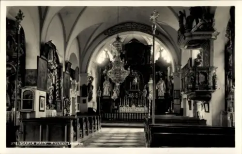 Ak Maria Rain in Kärnten, Innenraum einer Kirche, Hochaltar mit Figuren, großer Kronleuchter, Kir
