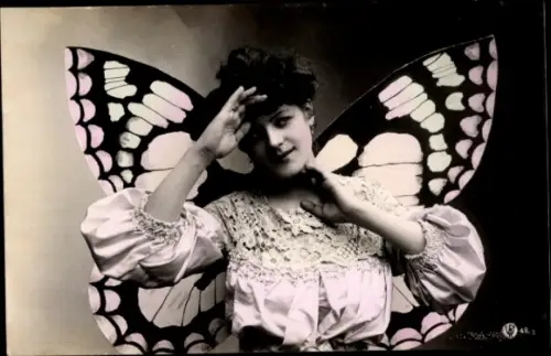 Ak Portrait einer jungen Frau mit Schmetterlingsflügeln, coloriert
