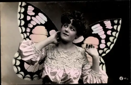 Ak Portrait einer Frau mit Schmetterlingsflügeln, coloriert