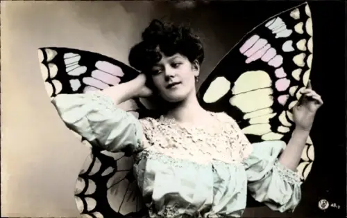 Ak Portrait einer jungen Frau mit Schmetterlingsflügeln, coloriert