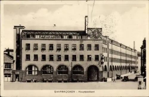 Ak Saarbrücken im Saarland, Mehrstöckiges Gebäude mit Bogenfenstern, Reihen rechteckiger Fenster,