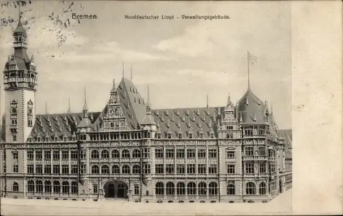 Ak Hansestadt Bremen, Großes Verwaltungsgebäude mit hohem Turm, zentralem Torbogen, Reihen von Fe