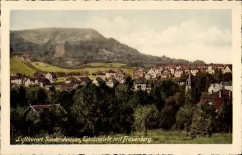 Ak Sondershausen im Kyffhäuserkreis Thüringen, Häuser am Hang, Hügel im Hintergrund, Kirchturm si