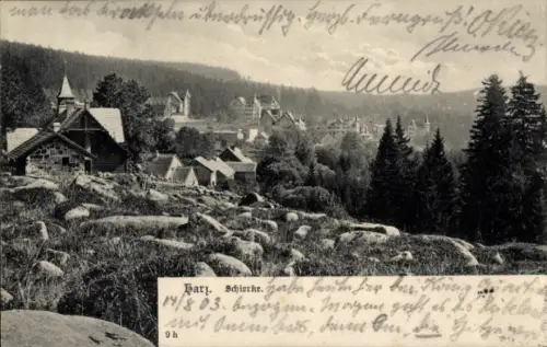 Ak Schierke Wernigerode im Harz, felsige Wiese, Dorf mit Häusern und Kirchturm, Nadelwald am Hang