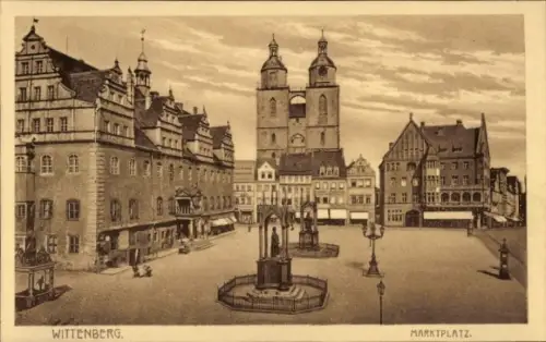 Ak Lutherstadt Wittenberg, Marktplatz, zwei Brunnen, zwei Türme, Reihen von Gebäuden, Straßenlate