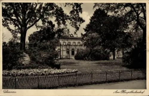 Ak Dessau in Sachsen Anhalt, Hauptbahnhof von den Parkanlagen gesehen