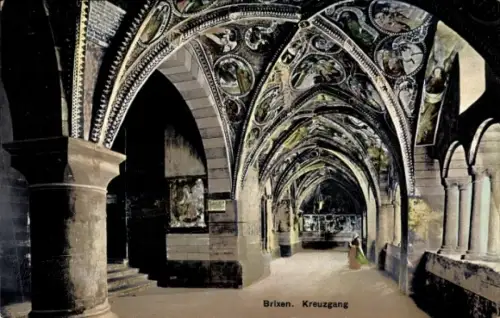 Ak Brixen Bressanone Südtirol, bemalte Gewölbedecke, Säulen und Bögen, Wandfresken, Gang mit Pers