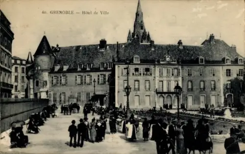 Ak Grenoble Isère, Rathaus, Menschen auf Platz, Passanten, Pferdekutsche, Laternen, Brunnen