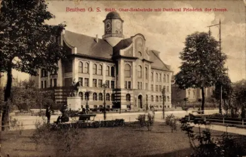 Ak Bytom Beuthen Oberschlesien, Großes Schulgebäude mit Uhrturm, Standbild Friedrich der Große, P