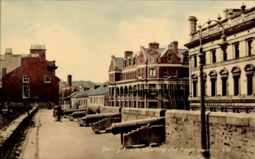 Ak Derry Londonderry Nordirland, Mauerweg mit alten Belagerungskanonen, Spaziergänger, große Häus