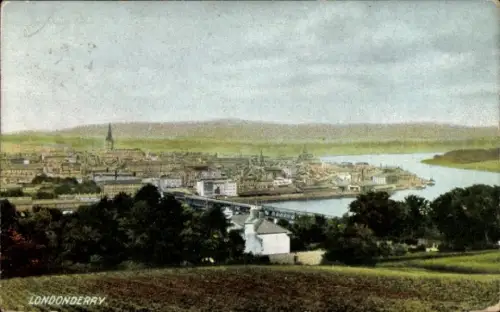 Ak Derry Londonderry Nordirland, Stadtpanorama am Fluss, Brücke, Kirchturm, Uferhäuser, Bäume und