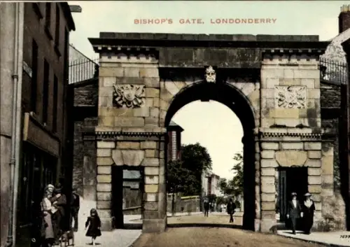 Ak Derry Londonderry Nordirland, Steinernes Stadttor mit großem Bogen, Wappenreliefs, Frauen, Mäd