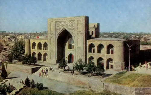 Ak Taschkent Usbekistan, Verziertes Portal einer Medrese, Arkaden, Menschen am Vorplatz, Stadt im