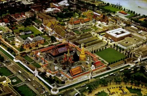 Ak Bangkok Thailand, Luftaufnahme ummauerter Tempelanlage, goldene Chedi, verzierte Dächer, Straß