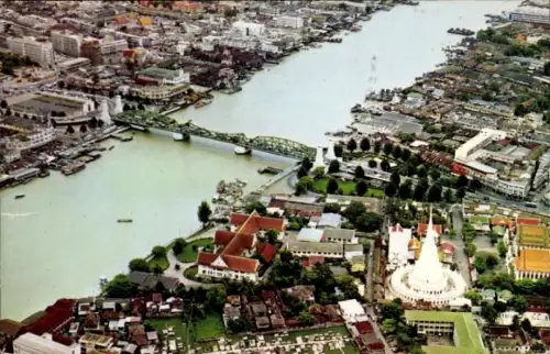 Ak Bangkok Thailand, Luftaufnahme von Fluss mit Brücke, Uferbebauung, Tempel mit weißen Chedi, Bo