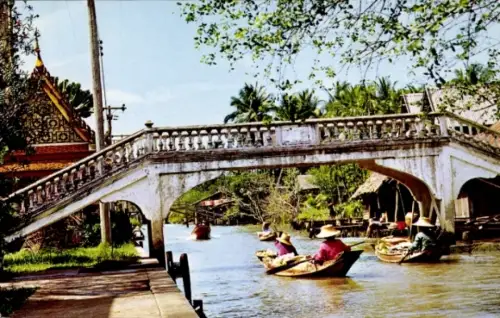 Ak Bangkok Thailand, weiße Bogenbrücke, Kanal mit Booten, Menschen mit Hüten verkaufen Waren, Pal