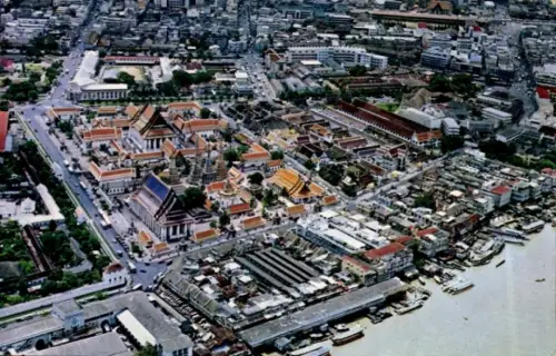 Ak Bangkok Thailand, Luftaufnahme eines Tempelkomplexes mit orange Dächern, Flussufer mit Booten,