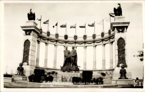Ak Guayaquil Ecuador, geschwungene Säulenreihe mit Flaggen, zwei stehende Statuen, Adlerfiguren o
