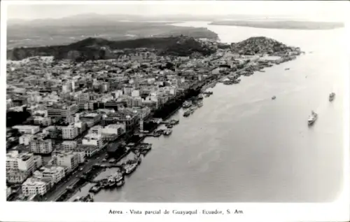 Ak Guayaquil Ecuador, Luftaufnahme, Ufer mit Kais und Booten, Schiffe im Fluss, Gebäude, Hügel
