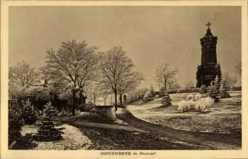 Ak Marienberg im Erzgebirge Sachsen, Parkweg im Rauhreif, Bäume mit Reif, hoher Turm mit Kreuz, k