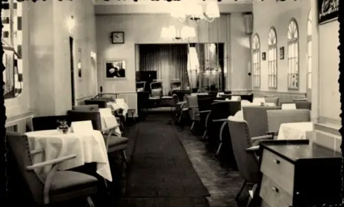 Ak Riesa an der Elbe Sachsen, Café-Innenraum, Tische mit weißen Tischdecken, Polstersessel, Kronl