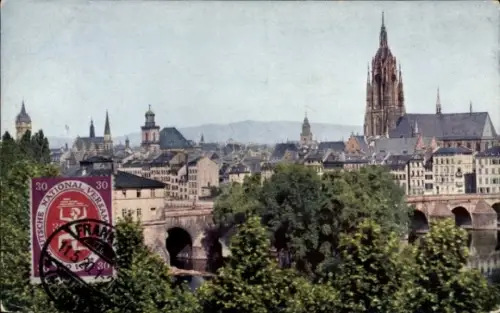 Ak Frankfurt am Main, Steinbrücke über Fluss, Stadtsilhouette mit hohem Dom, Bäume im Vordergrund