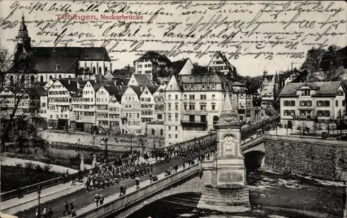 Ak Tübingen am Neckar, Brücke mit marschierenden Soldaten, Flussufer mit Reihenhäusern, große Kir