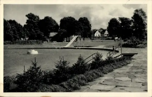 Ak Wolfenbüttel in Niedersachsen, Freiluftbecken mit Sprungturm, Rutsche, Leiter, gepflasterter W