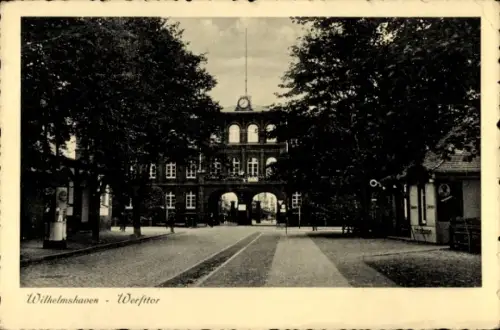 Ak Wilhelmshaven an der Nordsee, Straße mit zentralem Torbauwerk mit Durchfahrtsbögen, Baumreihen