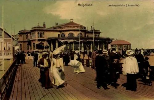 Ak Nordseeinsel Helgoland, Menschen auf Holzsteg, Frauen in langen Kleidern und großen Hüten, Män