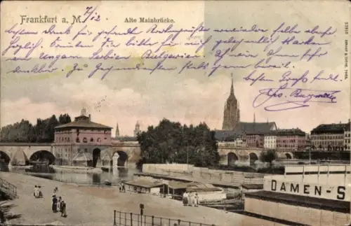 Ak Frankfurt am Main, Steinbrücke über Fluss, Ufer mit Kähnen und Personen, hoher Kirchturm, Hand