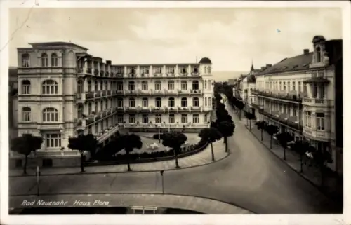 Ak Bad Neuenahr Ahrweiler Rheinland Pfalz, Mehrstöckiges Gebäude mit Balkonen, Vorgarten mit Bäum