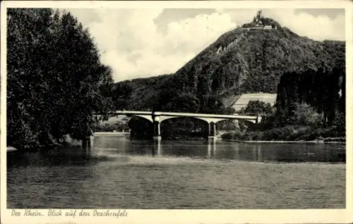 Ak Königswinter am Rhein, Drachenfels, Fluss mit dreibogiger Brücke, Uferbäume, hoher bewaldeter 