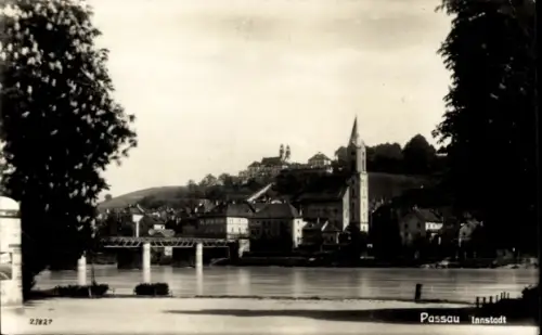 Ak Passau in Niederbayern, Fluss mit Brücke, Uferpromenade, Hoher Kirchturm, Häuser am Ufer, Bäum