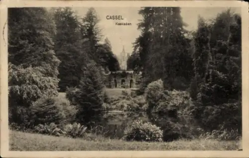 Ak Bad Wilhelmshöhe Kassel in Hessen, Teich, Kaskaden, dichte Baumgruppen, steinerne Arkaden, Kir