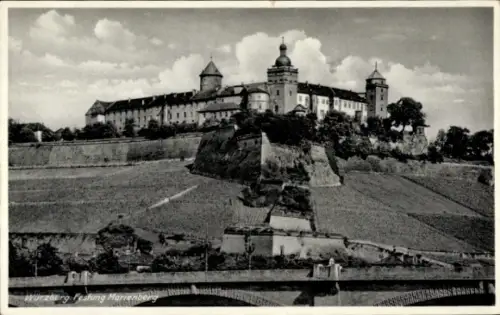 Ak Würzburg am Main Unterfranken, Festungsanlage auf Hügel, steile Felsabbrüche, Weinberge, Fluss