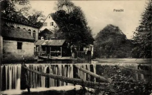 Ak Feucht in Mittelfranken, Wehr/Wasserfall, Gebäude am Ufer mit überdachtem Steg, Bäume, treiben