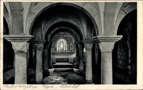 Ak Bergen Neuburg an der Donau Oberbayern, Säulen, Rundbögen, steinerner Boden, Altar im Hintergr