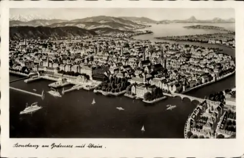 Ak Konstanz am Bodensee, Luftaufnahme Stadt am See mit Flussmündung, Brücken, Dampfer & Segelboot